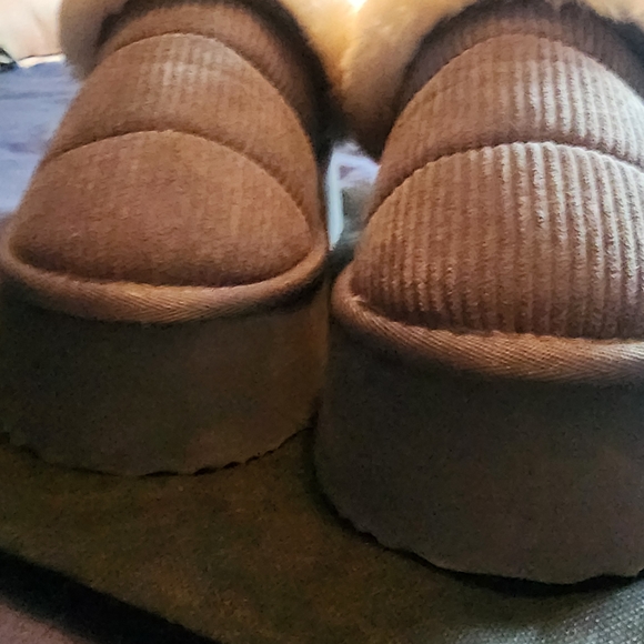 JUSTFAB Woman's Gray Faux-Fur Lined Slip-On Shoes - Picture 4 of 4